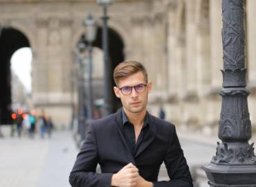 Áo Vest Nam Dài Đẹp “Chuẩn Không Cần Chỉnh” – Phong Cách Quý Ông Hiện Đại