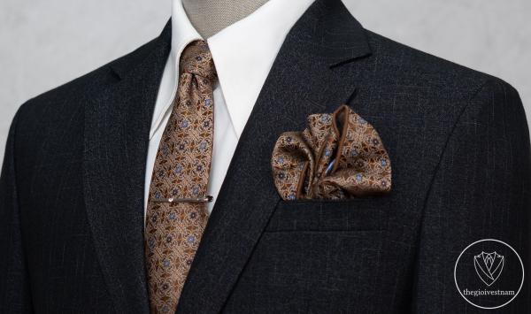 Bộ Suit Đen Kẻ Sọc Xước Trắng Classic Fit TGS398 - hình 2