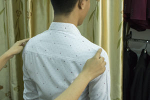 Đo vai áo vest nam chuẩn