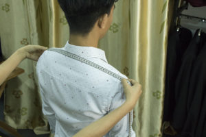 Đo chiều rộng vai vest nam
