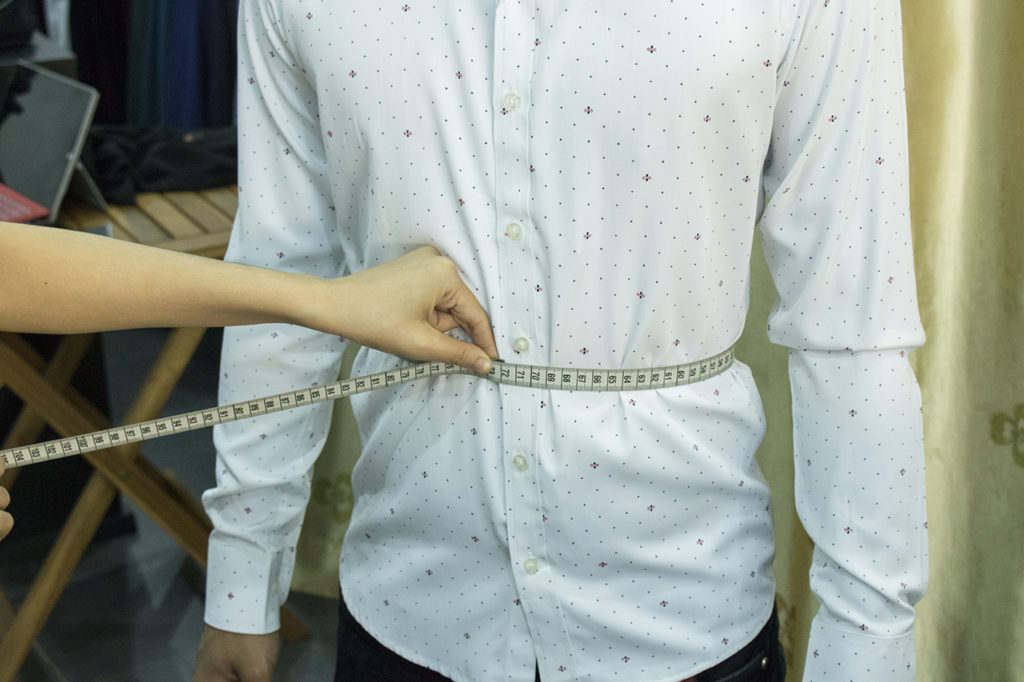 Đo vòng bụng khi may áo vest