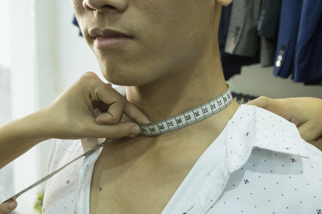 Đo vòng cổ chuẩn cho áo vest
