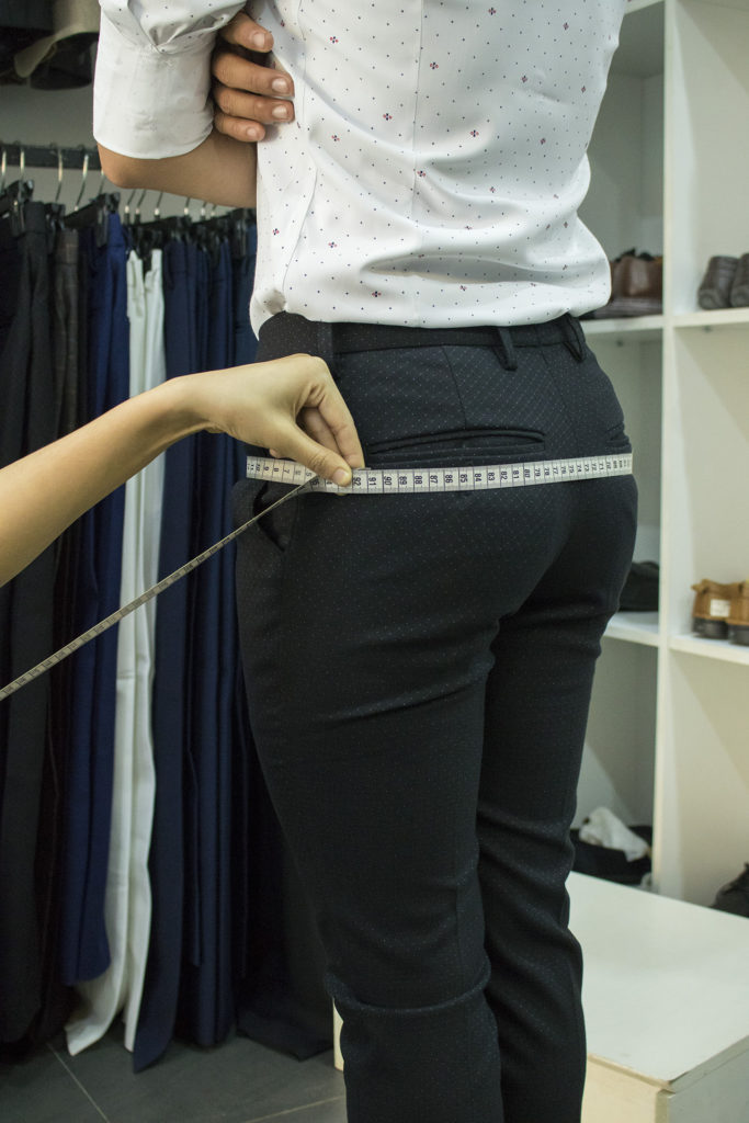 Đo vòng mông chuẩn để may quần vest