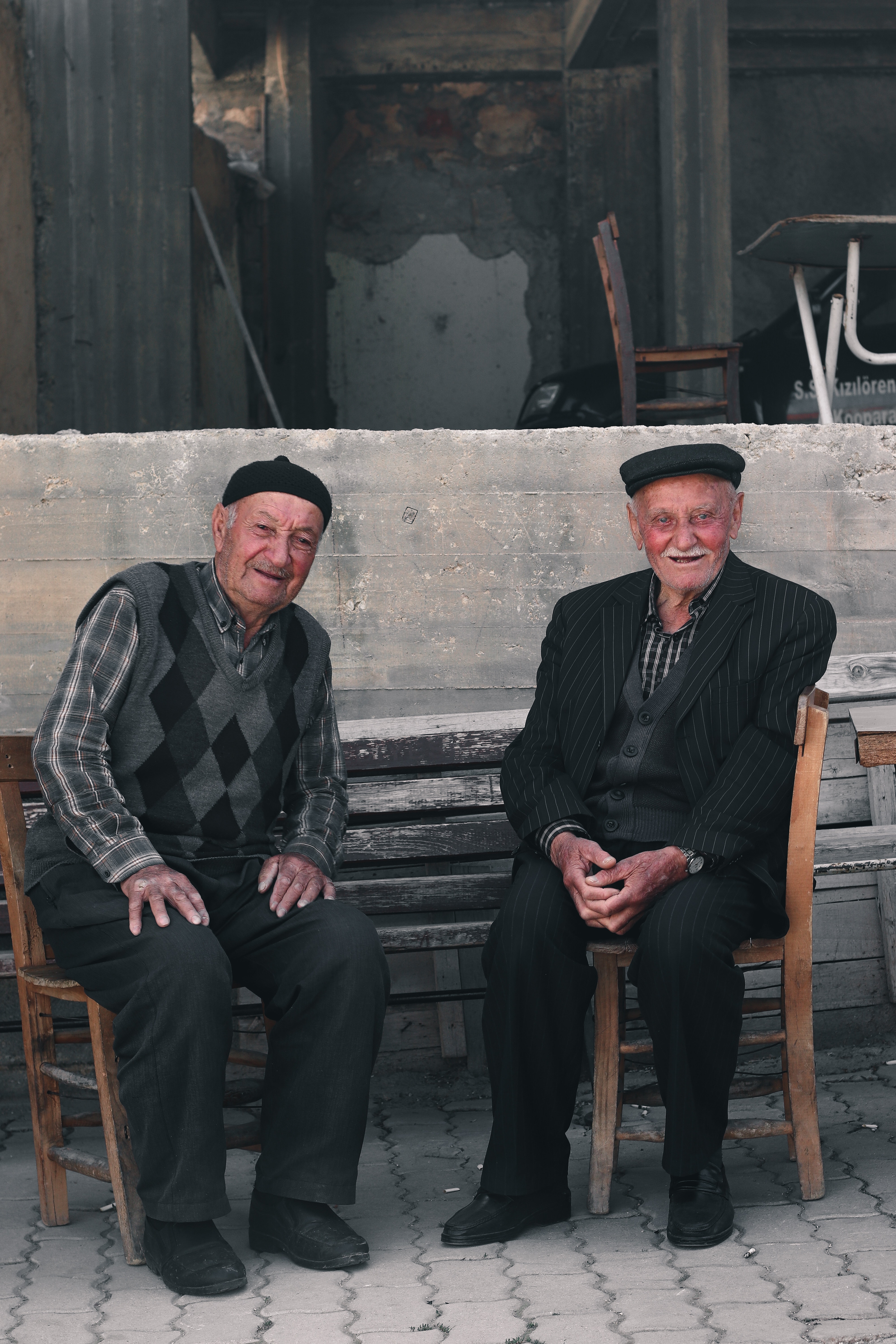 Người thân mặc vest trong lễ cưới