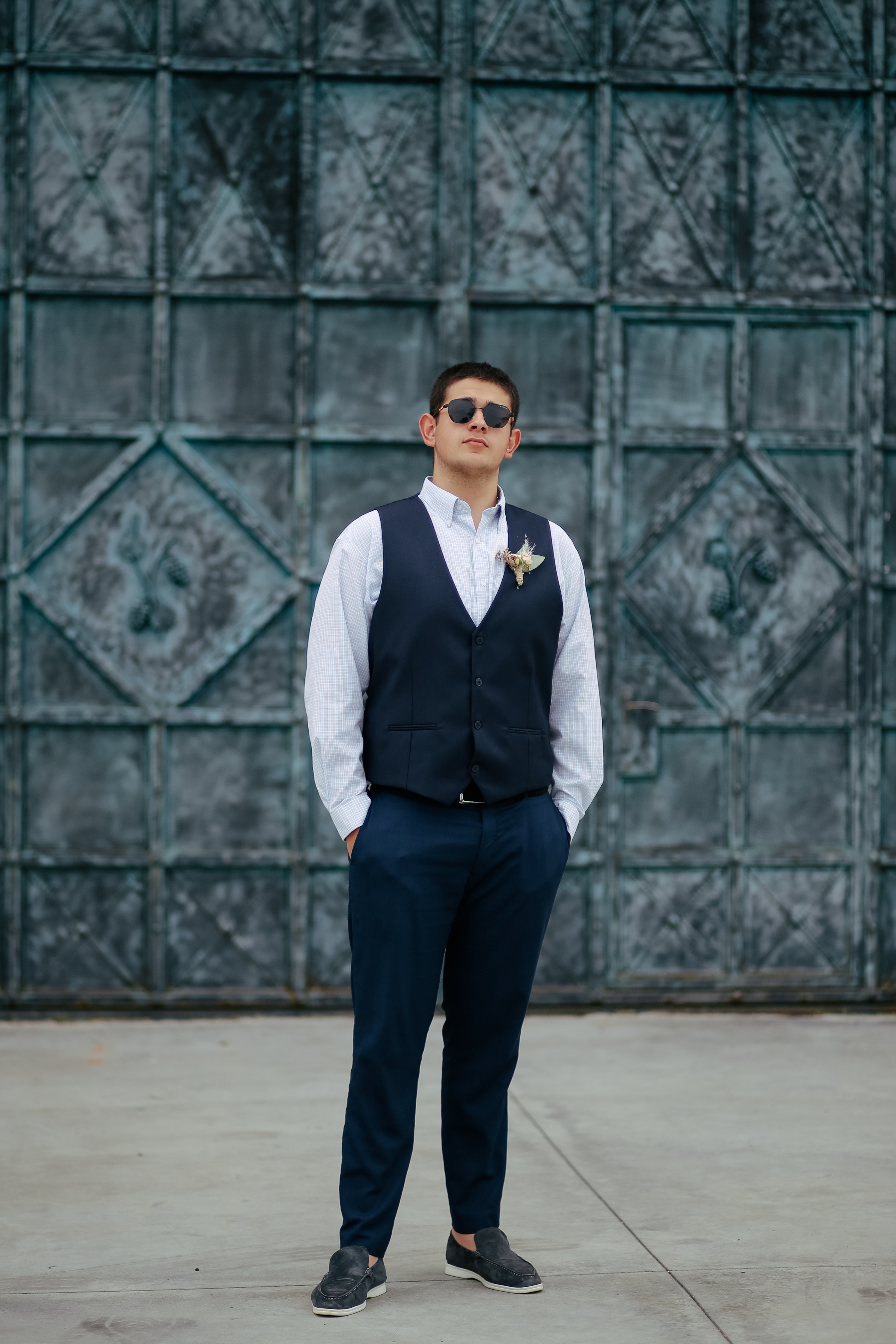 Vest xanh navy dễ kết hợp giày