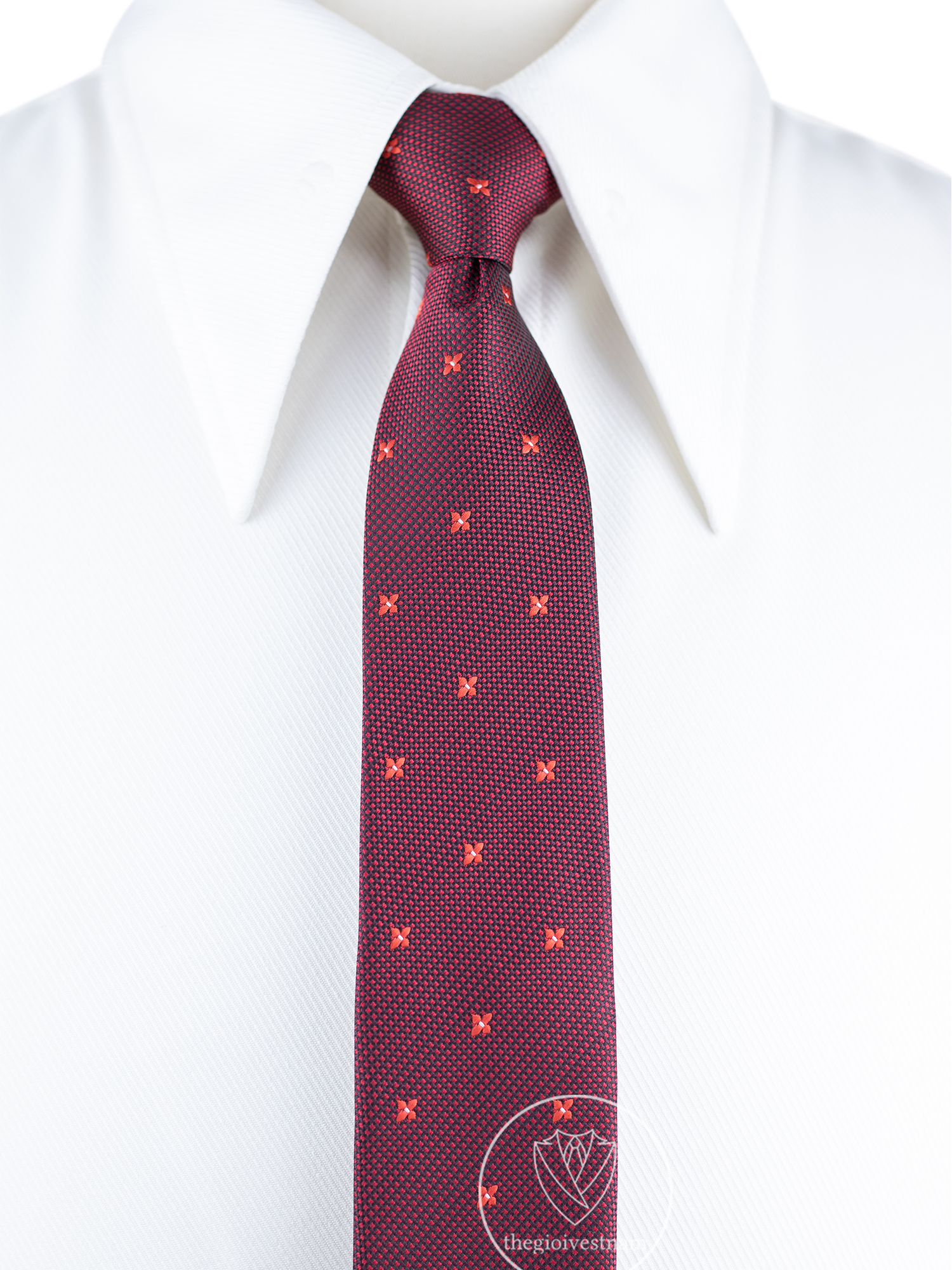 Cà vạt màu đỏ phối áo sơ mi trắng