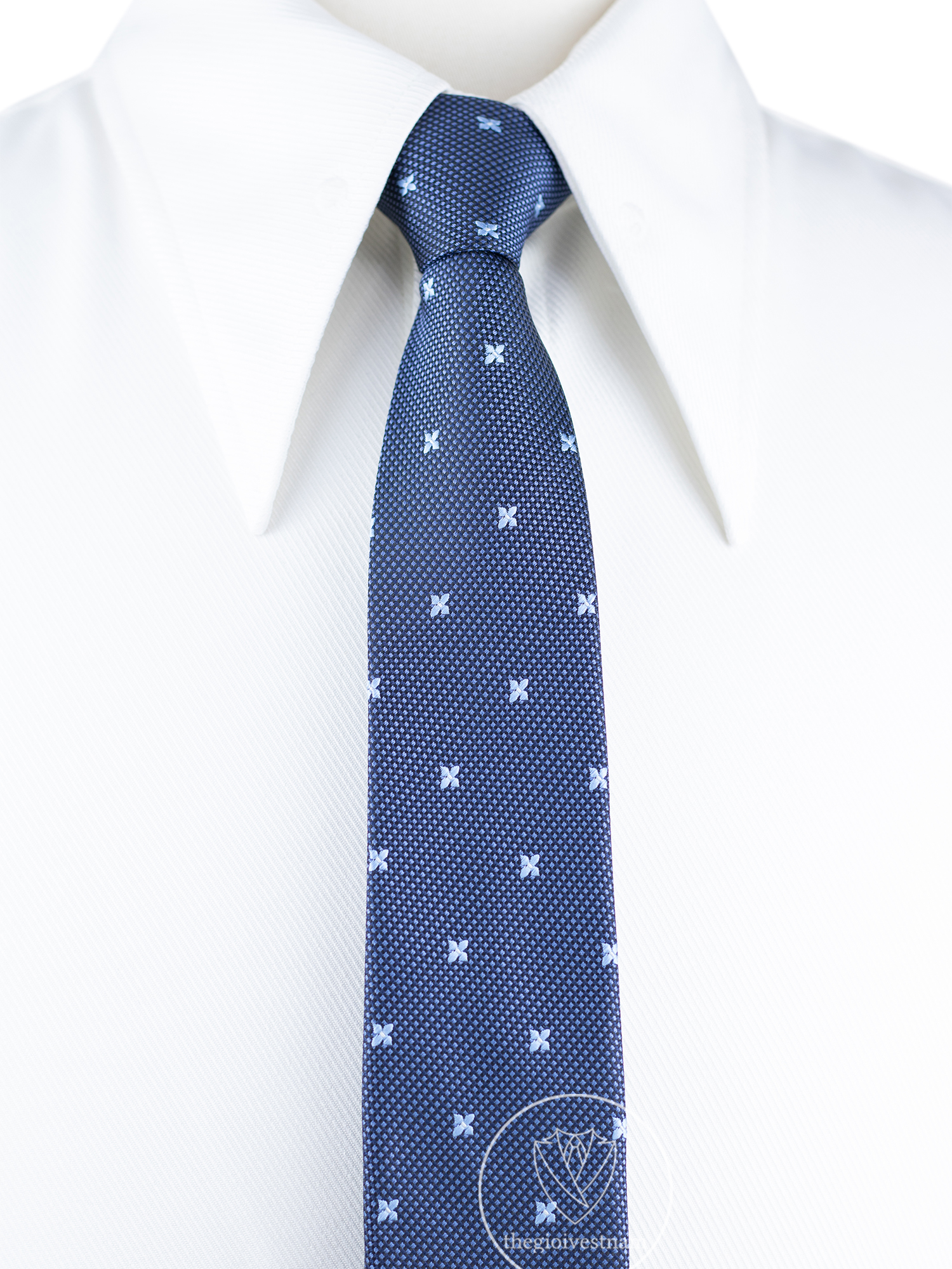 Cà vạt xanh nước biển phối áo sơ mi trắng