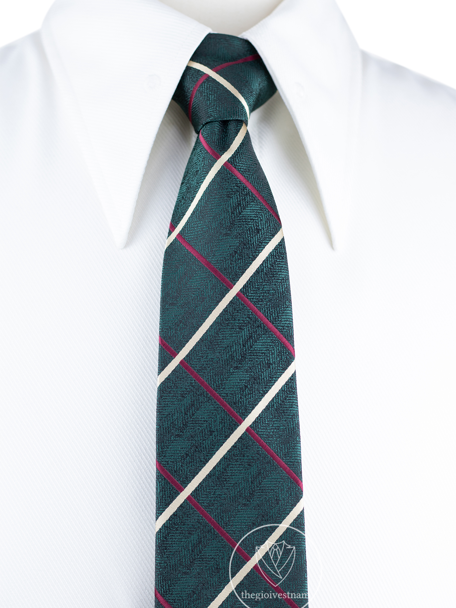 Cà vạt xanh lá phối áo sơ mi trắng