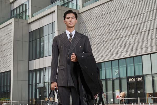 Quý ông mặc áo comple cổ điển màu navy lịch lãm tại văn phòng