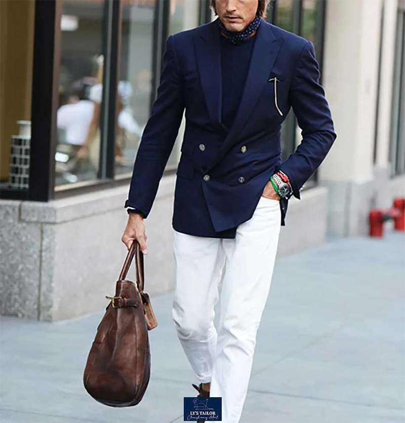 Quý ông diện áo comple hai hàng cúc phong cách châu Âu