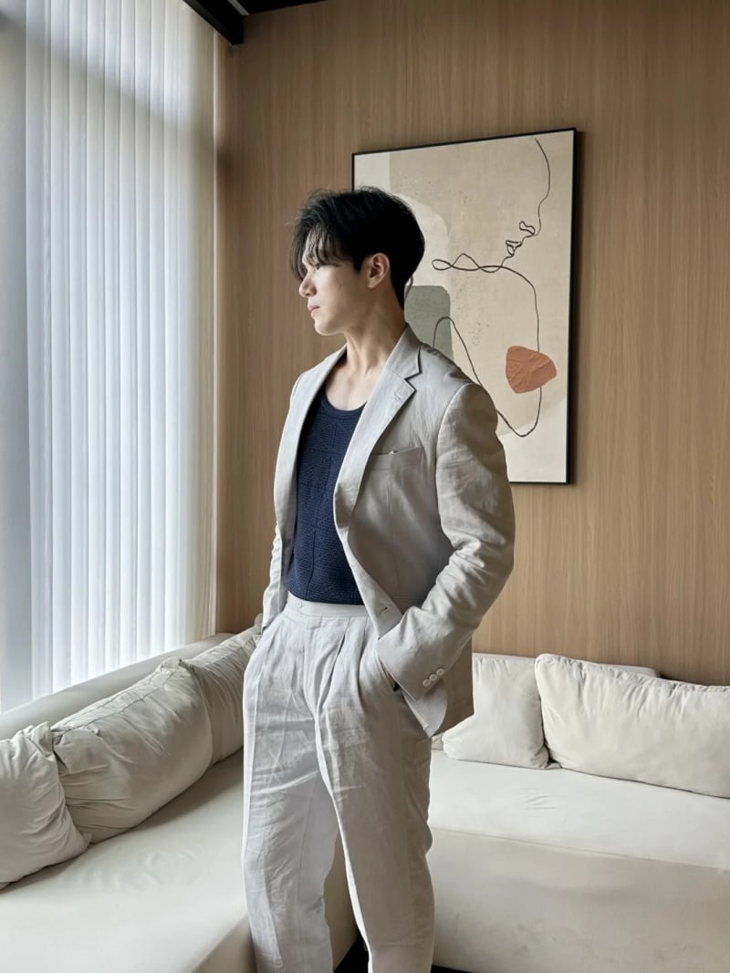 Vest nam Hàn Quốc oversize phối cùng áo thun và quần jeans phong cách street style