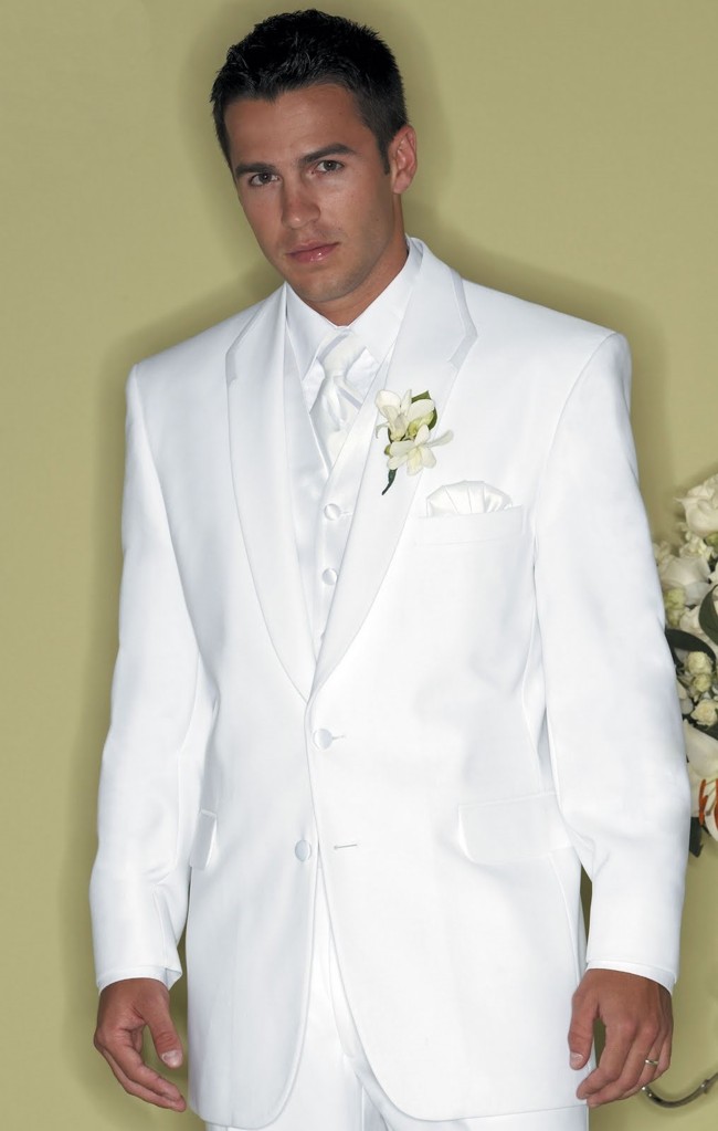 Chú rể Hà Nội diện vest trắng be thanh lịch trong lễ cưới ngoài trời