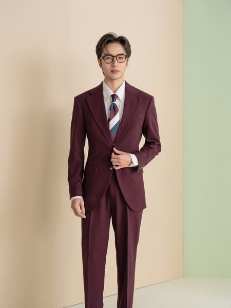 Vest nam Hà Nội dự tiệc với chất liệu nhung burgundy sang trọng