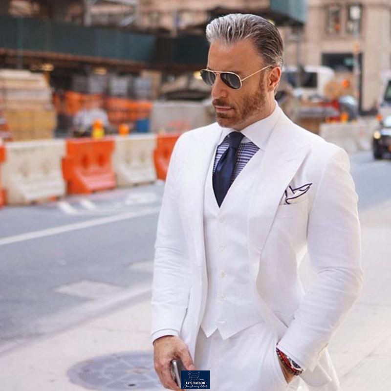 Bộ vest nam kết hợp áo phông trắng và sneaker cho phong cách street style