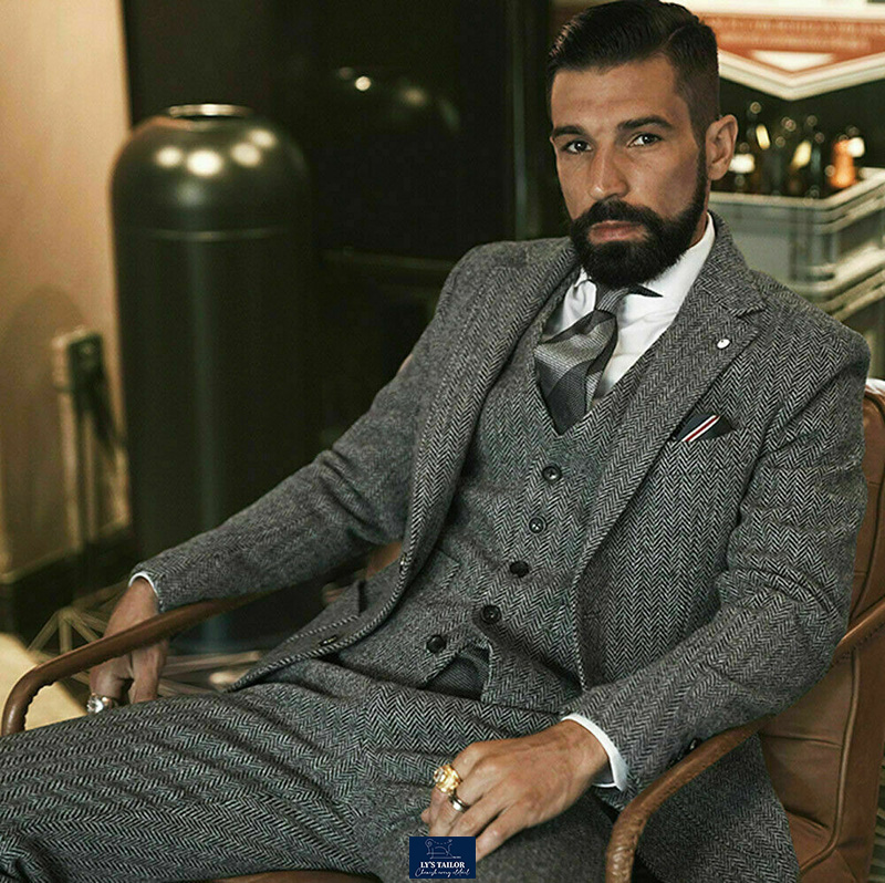 Cách phối suit vest cùng áo thun và sneaker năng động