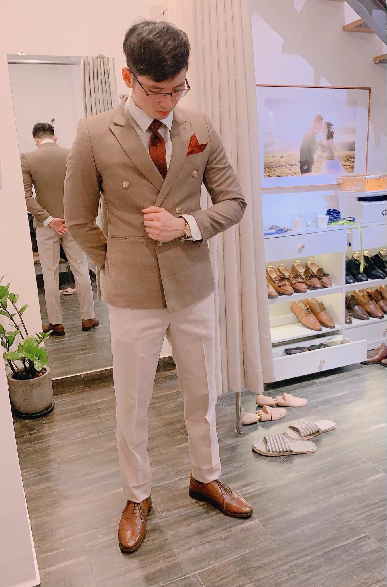 Vest cưới nam màu nâu nhạt xu hướng rustic thanh lịch năm 2025