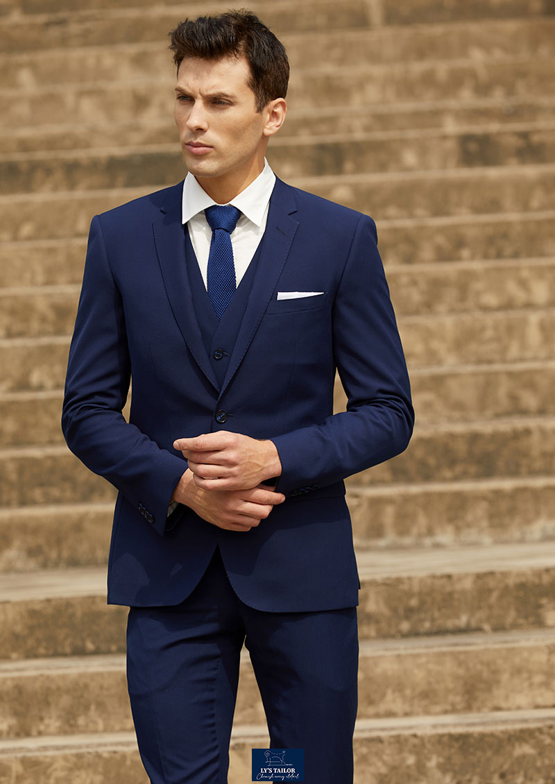 Com lê nam cổ điển với tone navy thanh lịch trong văn phòng hiện đại.