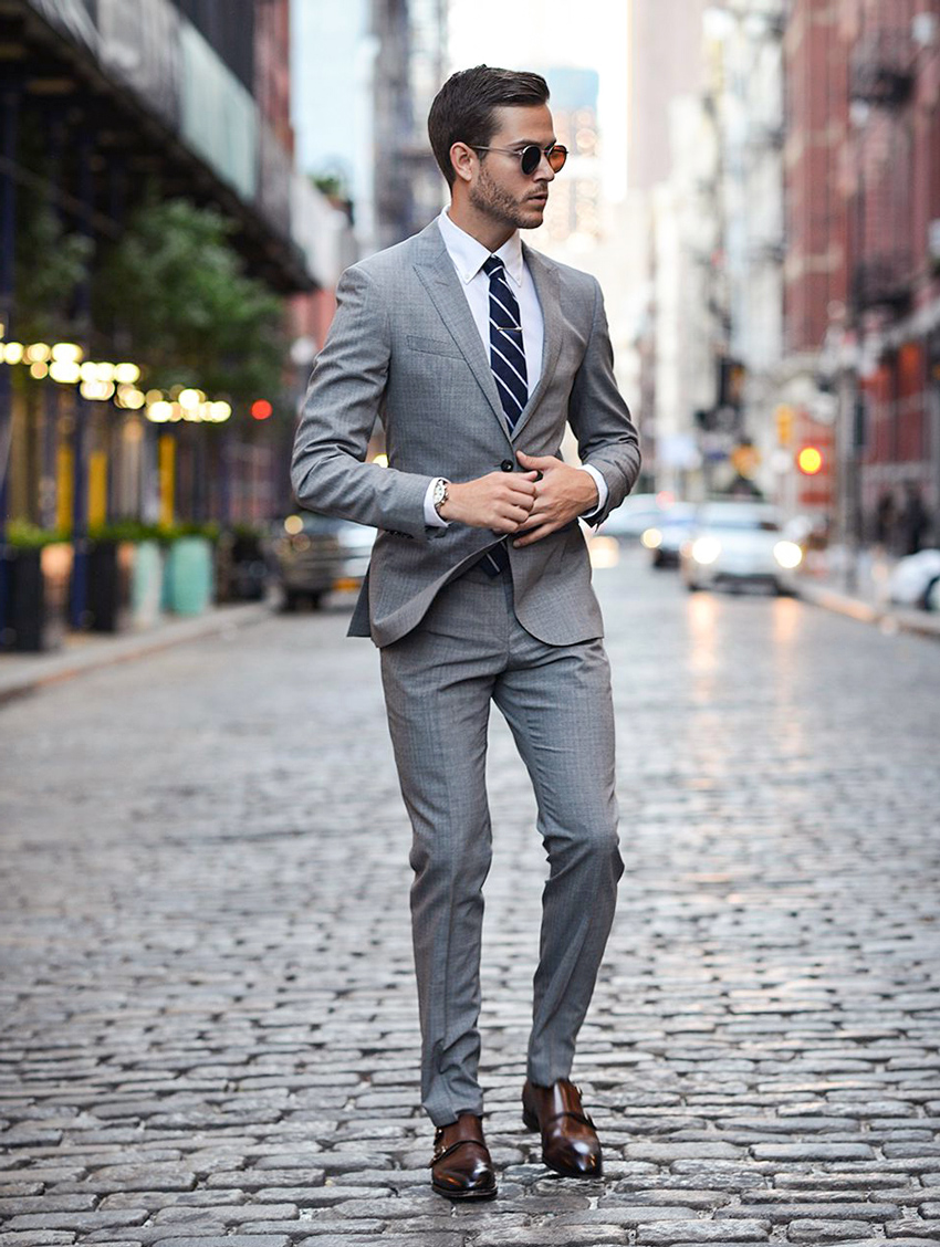 Com lê nam modern fit màu xám khói, phối giày da nâu.