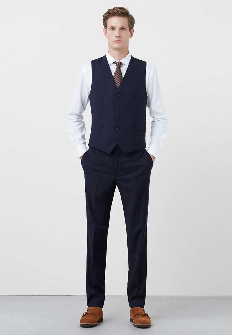 Quý ông công sở lịch lãm với áo gile vest navy và sơ mi trắng