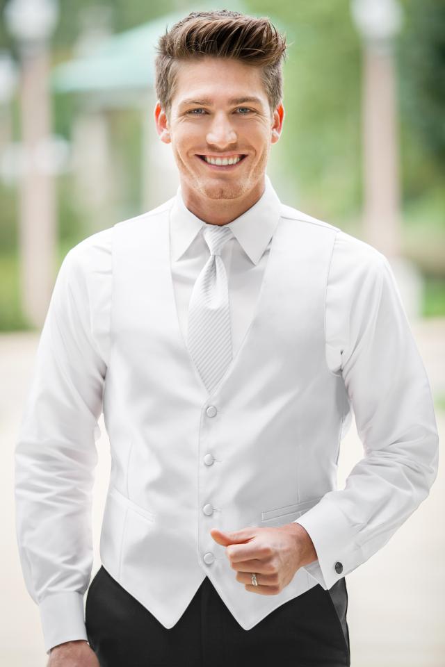 Vest double-breasted nam phối cùng sơ mi trắng trong sự kiện sang trọng