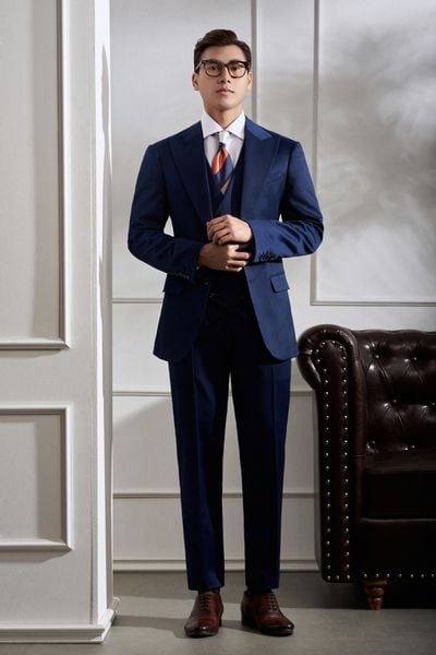 Suit công sở lịch lãm phối với cà vạt và giày da Oxford