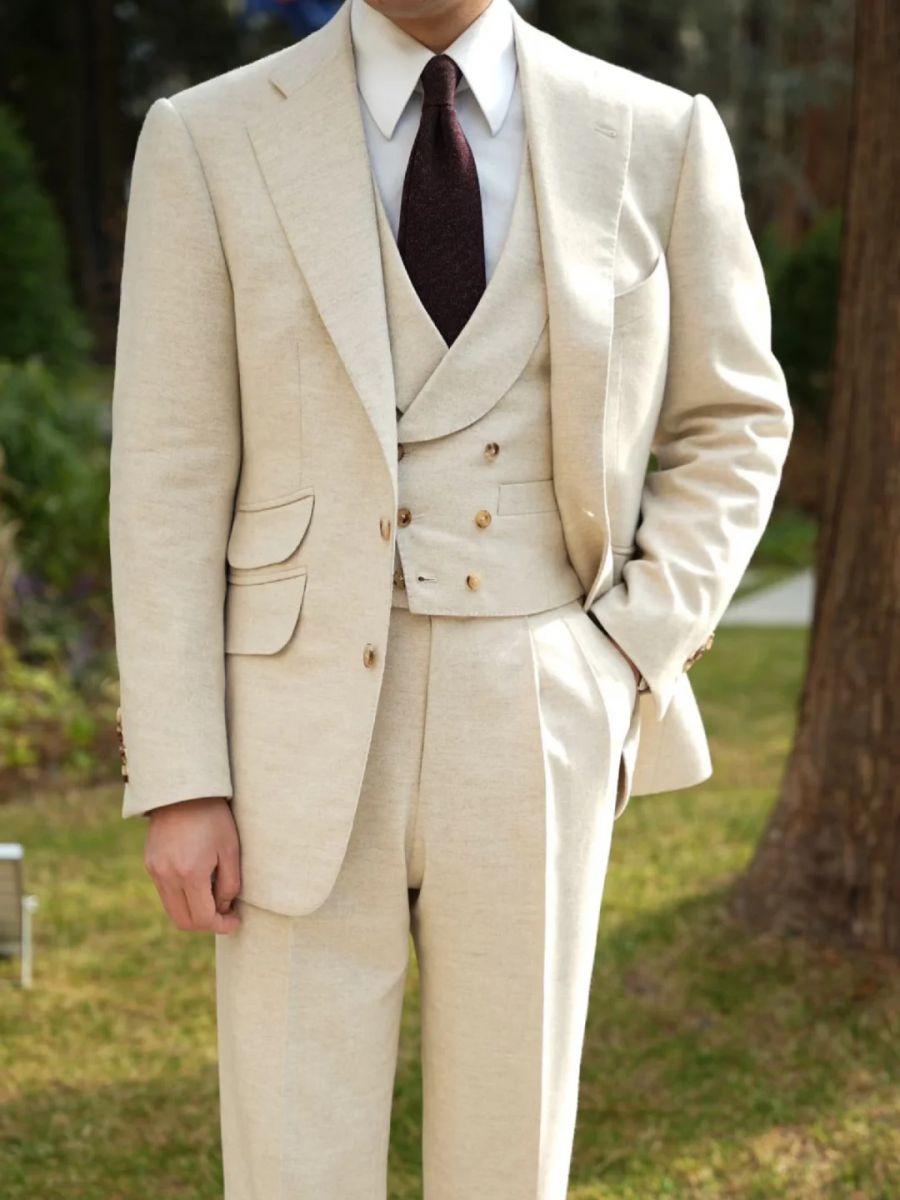 Chú rể diện bộ vest cưới màu kem thanh lịch trong tiệc ngoài trời