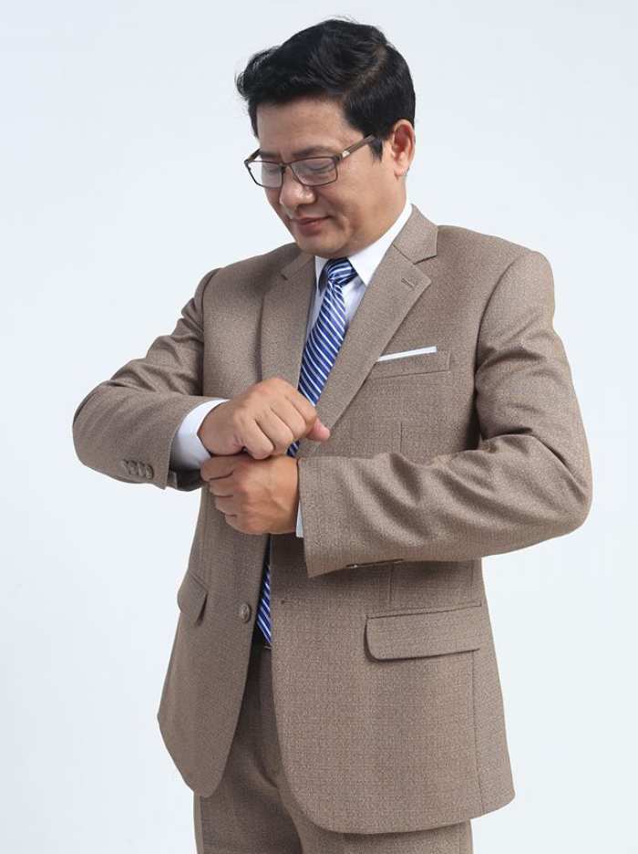 Quý ông trung niên diện vest màu nâu lịch lãm