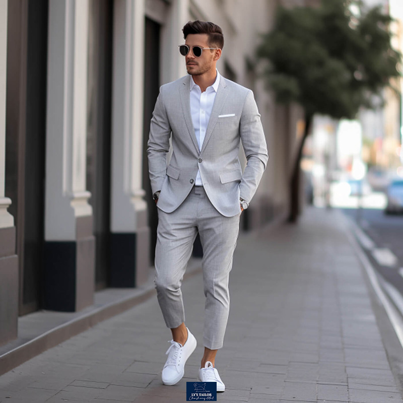 Suit không cổ phối cùng áo thun trắng và sneaker trắng