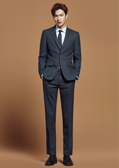 Áo vest nam Hàn Quốc màu beige phối áo cổ lọ trắng và quần tây xám