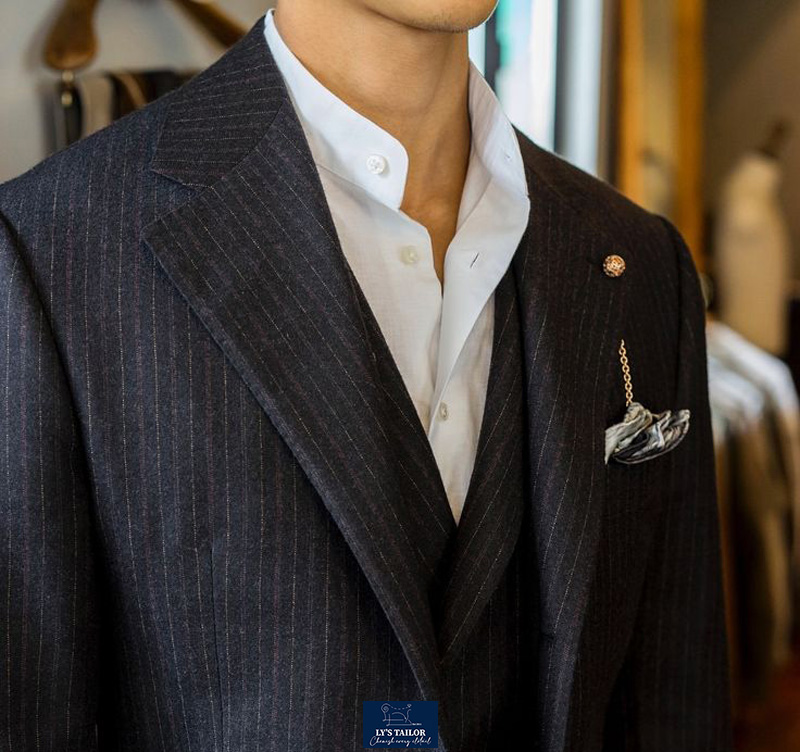 aVest slim fit màu ghi phối sơ mi trắng không cà vạt, phong cách hiện đại