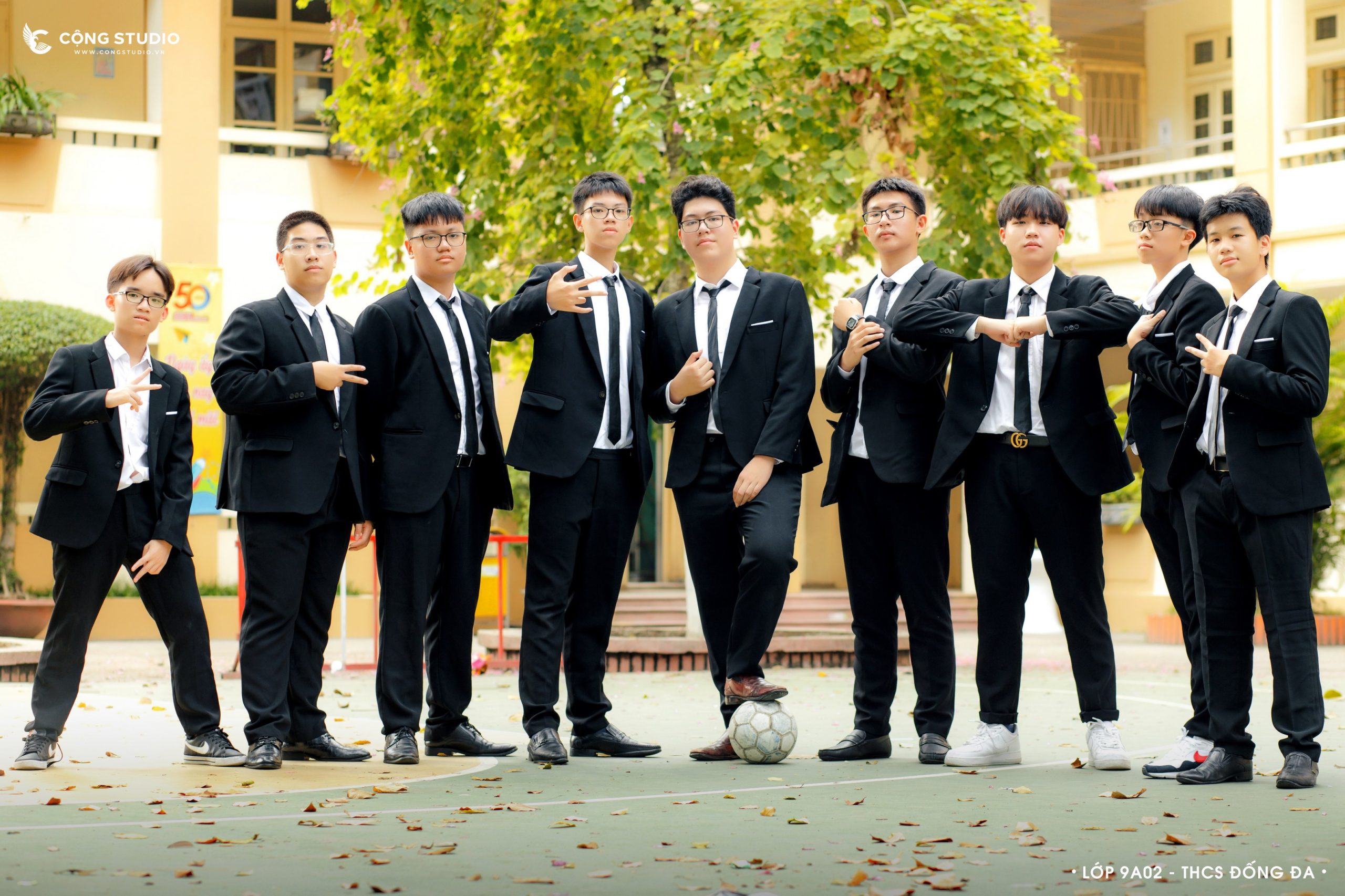 Đội ngũ agency trẻ trung trong bộ vest đồng phục đen trắng