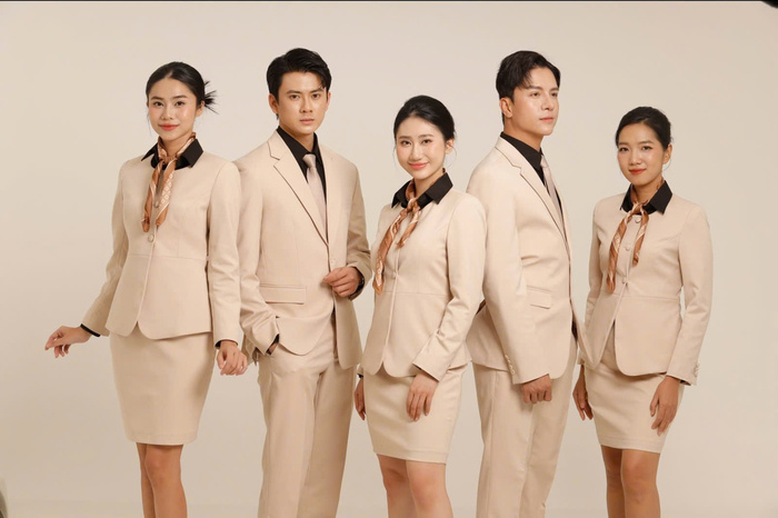 Bộ vest unisex màu xám sáng dành cho đội ngũ startup sáng tạo