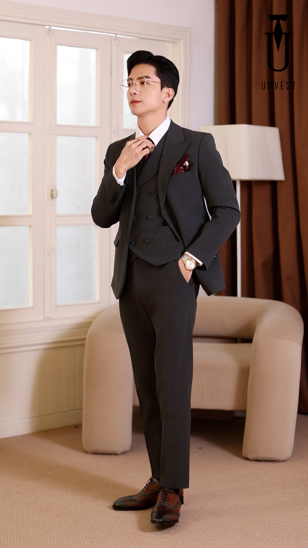 Nam idol Hàn Quốc diện áo vest dáng slimfit màu be thanh lịch