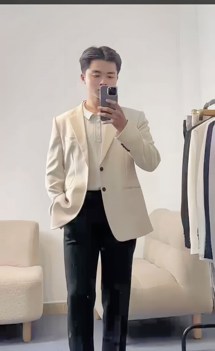 Blazer linen nam màu be phong cách smart casual mùa hè