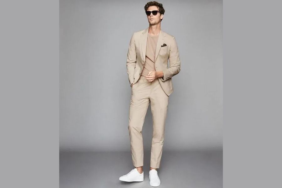 Áo vest linen màu be phối cùng sneaker trắng cho phong cách trẻ trung