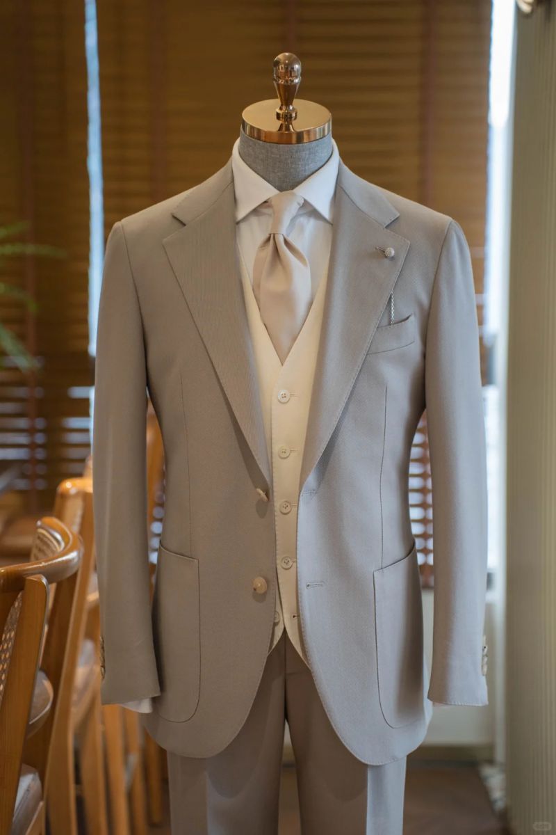 Chú rể diện vest cưới màu kem form slimfit hiện đại