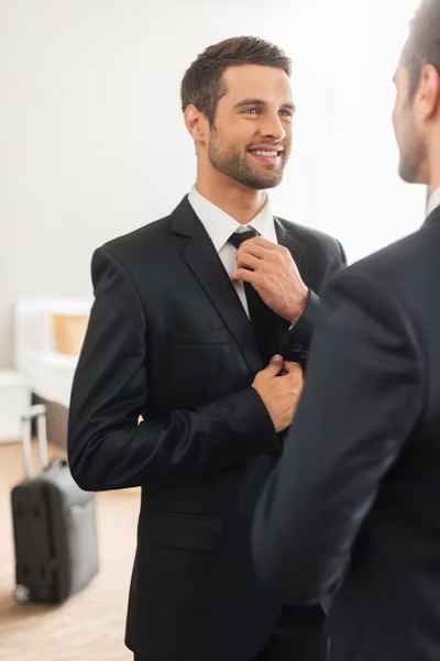 Quý ông mặc áo ghi lê vest phối cùng suit sang trọng
