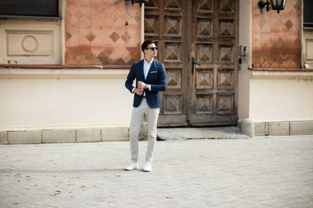 Outfit blazer xanh navy phối quần chinos phong cách thanh lịch