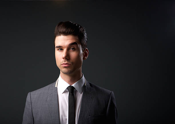 Blazer xám cổ điển phối sơ mi trắng phong cách công sở