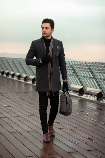 Blazer đen phối áo cổ lọ xám phong cách quý ông mùa đông
