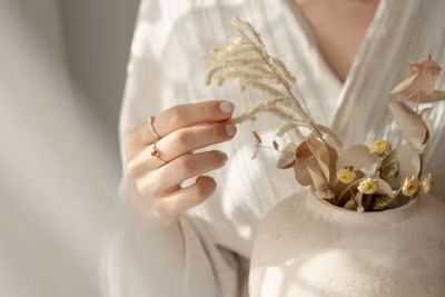 Brooch ngọc trai phối cùng áo blazer trắng phong cách Hàn Quốc