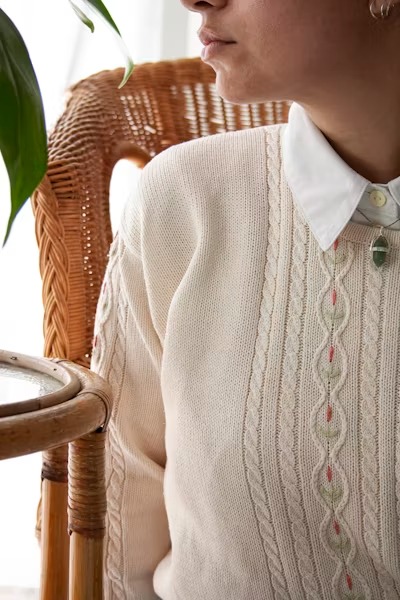 Outfit mùa thu Hàn Quốc với áo gile len caro phối sơ mi trắng