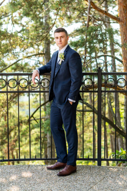 Chú rể diện vest cưới màu be phối sơ mi trắng tinh tế trong tiệc cưới ngoài trời