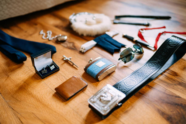 Phụ kiện vest cưới gồm nơ, khăn túi, ghim cài áo và giày tây màu nâu