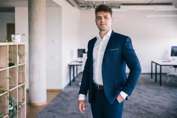 Doanh nhân trẻ diện vest công sở slim-fit màu navy trong văn phòng hiện đại