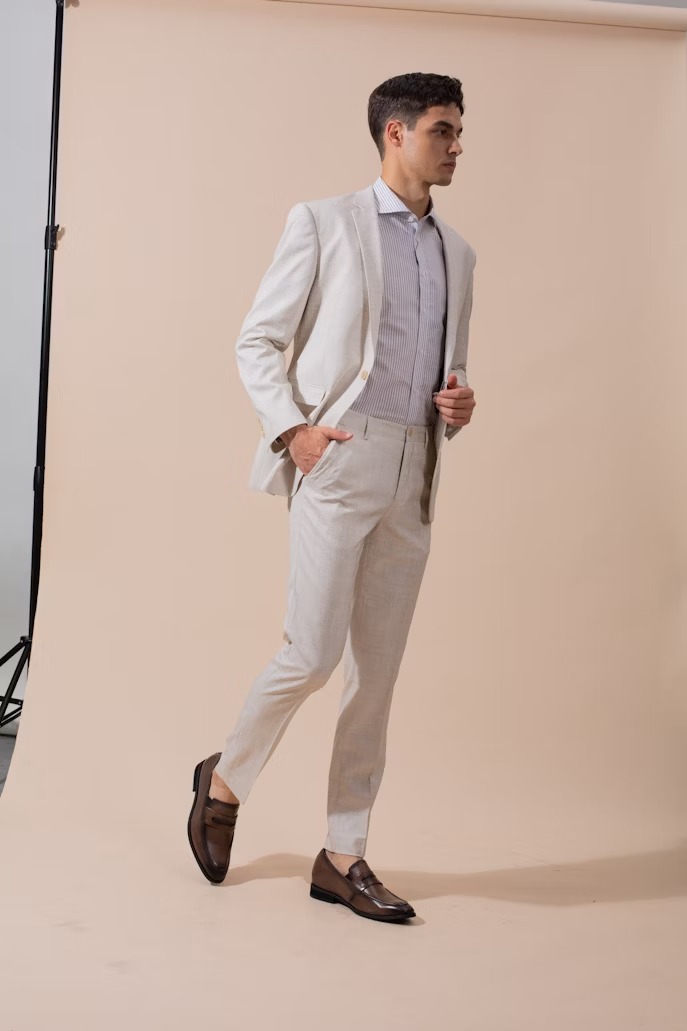 Phối áo vest be và sơ mi trắng giúp nam cơ bắp lịch lãm