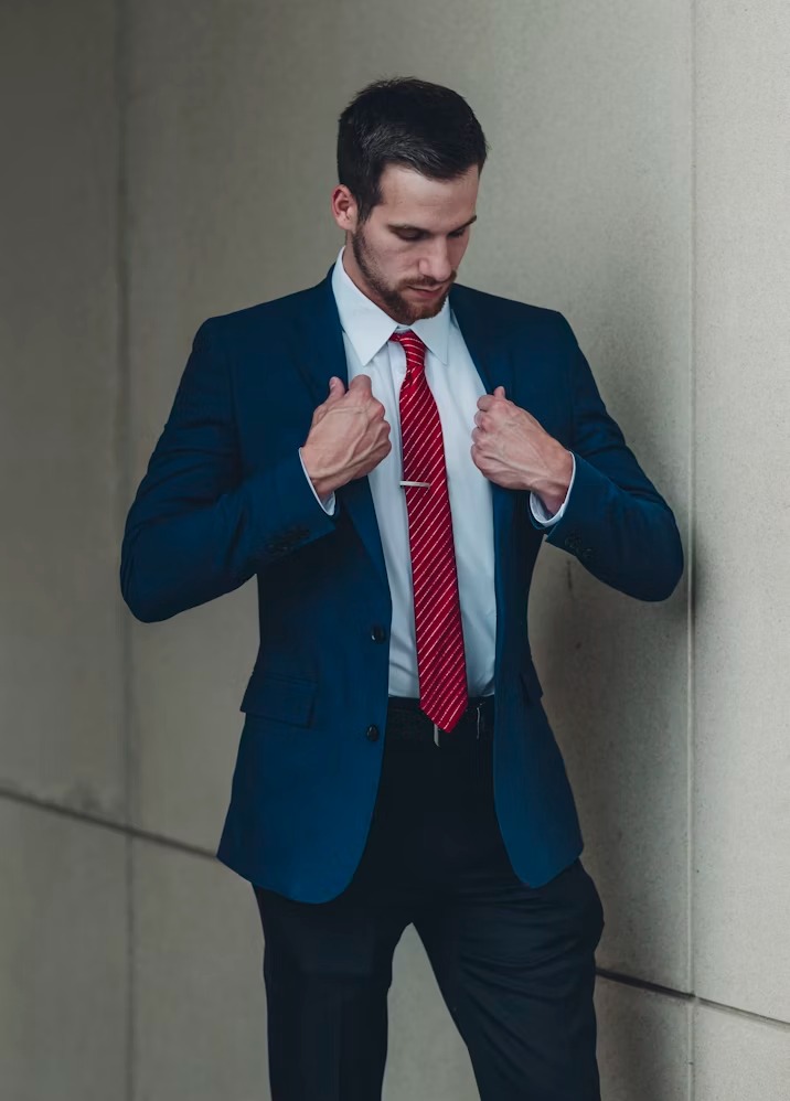 Vest nam thiết kế màu navy giúp người thấp trông cao hơn