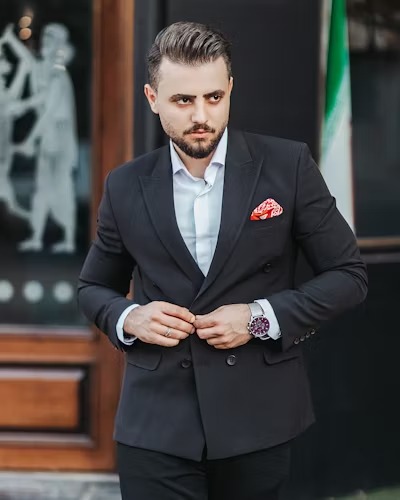 Quý ông mặc veston Ý hiện đại trong không gian công sở