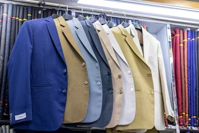 Bộ suit nam màu navy, xám, be được phối theo phong cách mùa xuân hè