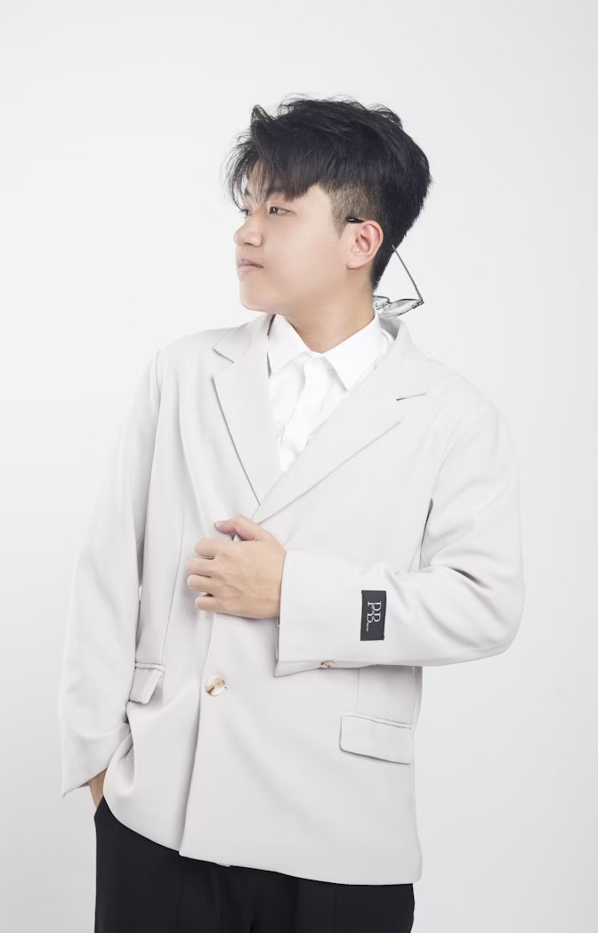 Vest Hàn Quốc phối áo cổ lọ be sáng phong cách nam thần